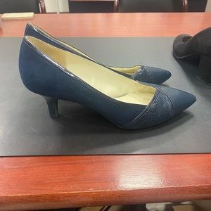 Anne Klein iflex kitten heel navy blue shoes. Size 11